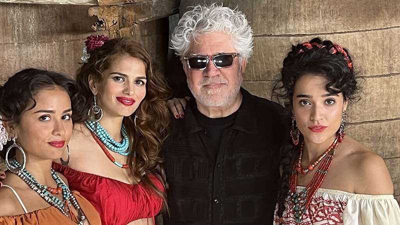 Extraña forma de vida - Pedro Almodobar posa junto a las actrices de la película