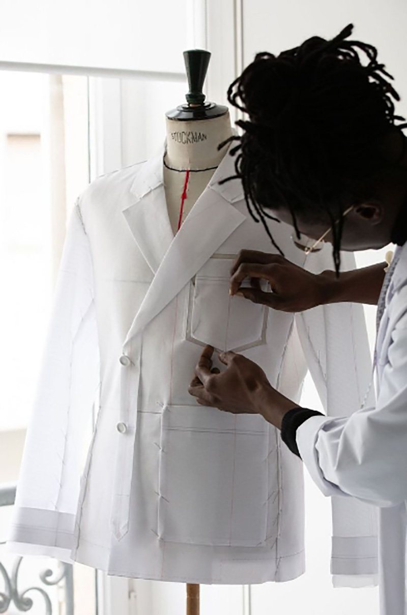Dior combina sastrería y utilitarismo en su nueva chaqueta