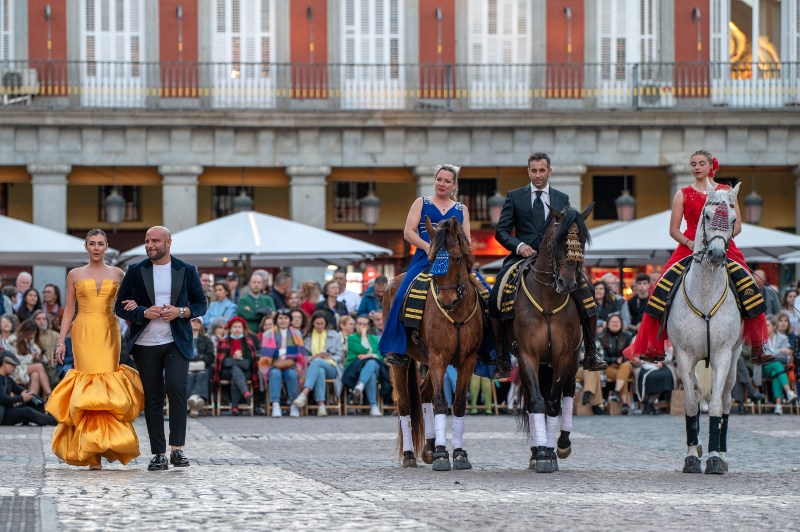 La moda española sorprende con un desfile entre caballos