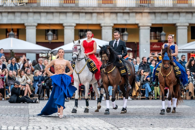 desfile caballos moda española Alejandro Resta
