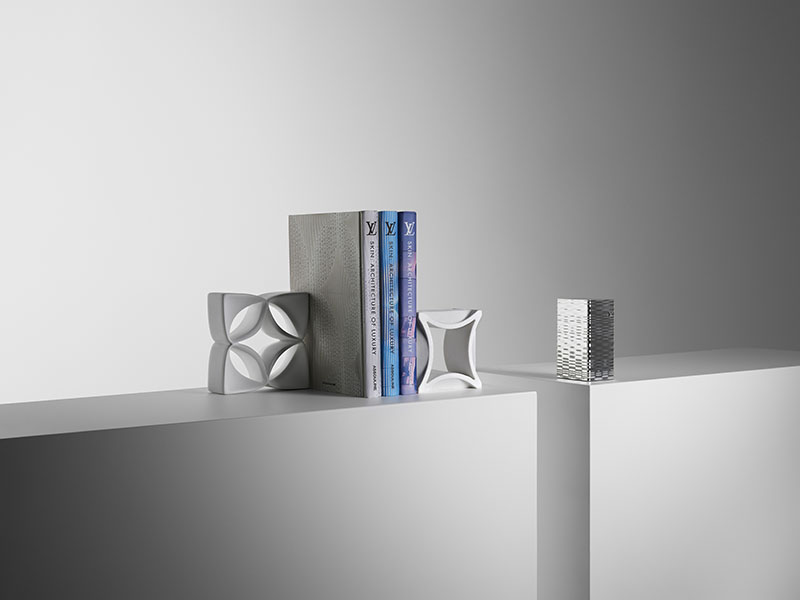 Louis Vuitton Objetos Nómadas: sujeta libro con forma de ladrillo de celosía