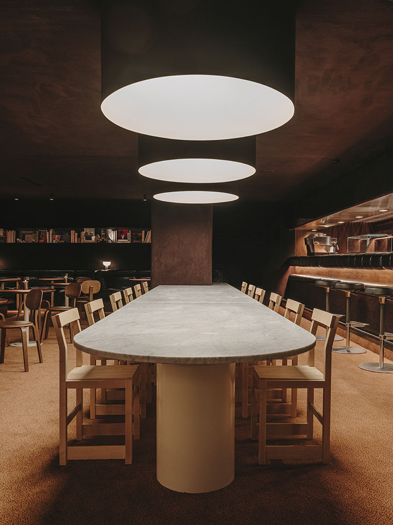 Plantea Estudio: interiorismo para el cafe de la March. 3 lucernario iluminan una gran mesa
