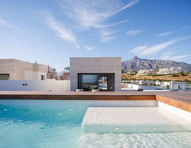 Epic Marbella furnished by Fendi Casa: piscina con vistas a la montaña