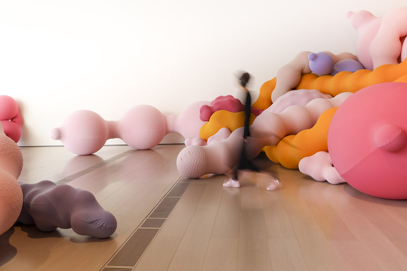 Eva Fabregas - imagen de la instalación, especie de inflables de colores en el Centro Botín