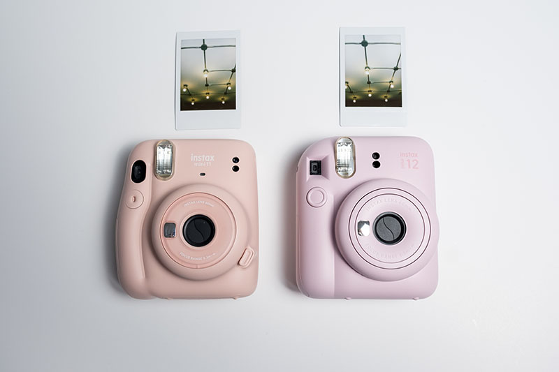 Instax Mini 12 Fujifilm: dos modelos de la cámara, en naranja pastel y en rosa pastel