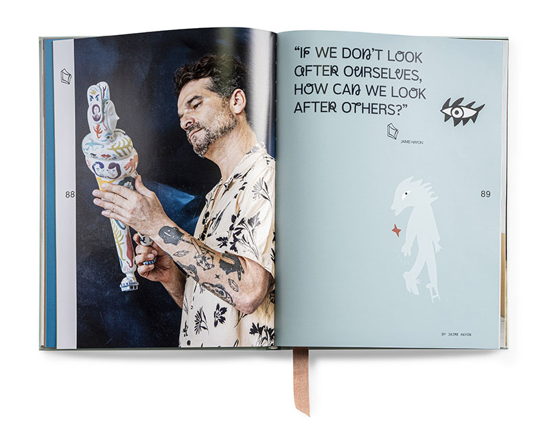 The Porcelain Revolution Lladró: una doble página del libro con una fotografía de Jaime Hayón