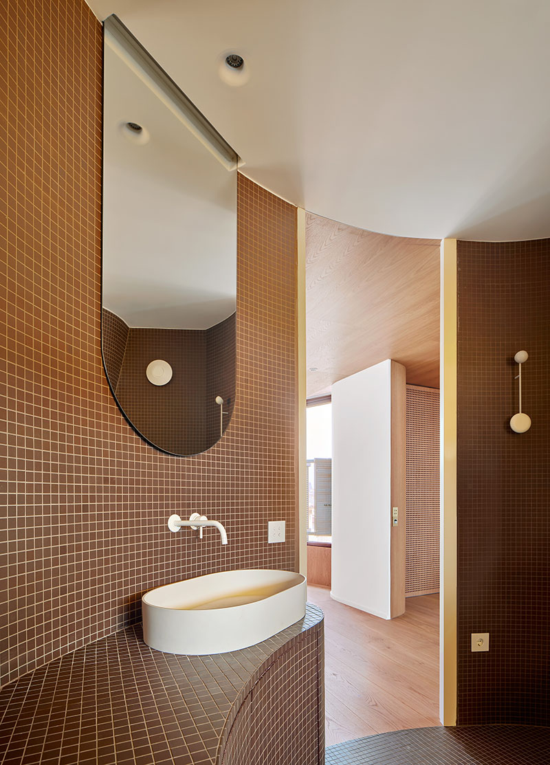 Torres Blancas Sáez de Oíza por Studio Noju: uno de los baños con gresite marrón