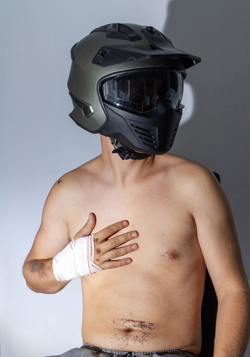 A to cisco - retrato de motorista con el torso desnudo y casco puesto