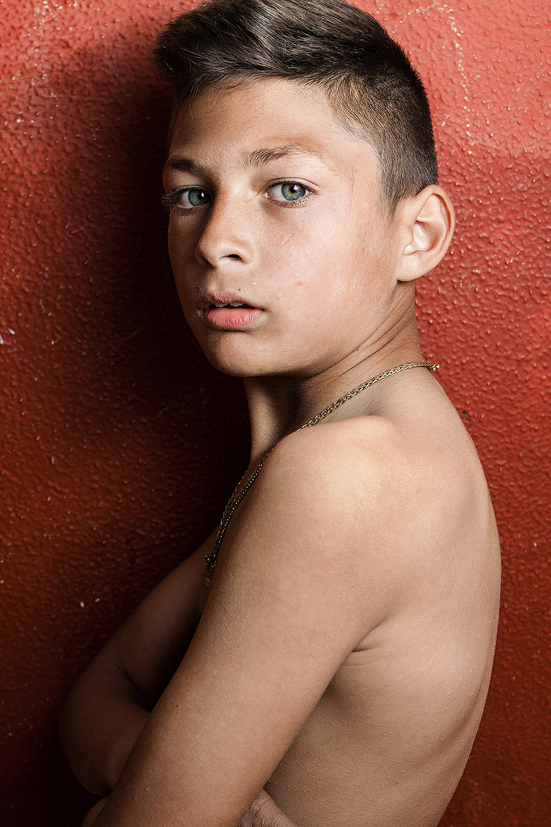 Fujifilm_PhotoEspaña - exposición “El Clot”, de Jorge López Muñoz, retrato de niño boxeador