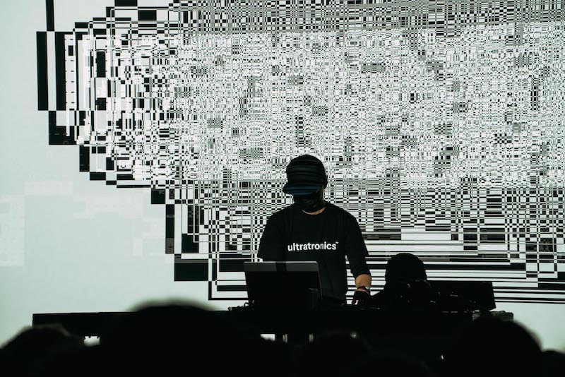 Sonar+D - imagen del artista Ryoji Ikeda durasnte una actuación