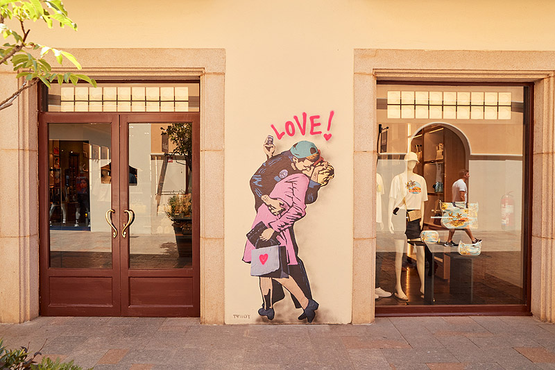 Streets of Love, TVBoy grafiti con dos personas abrazandose donde se lee LOVE