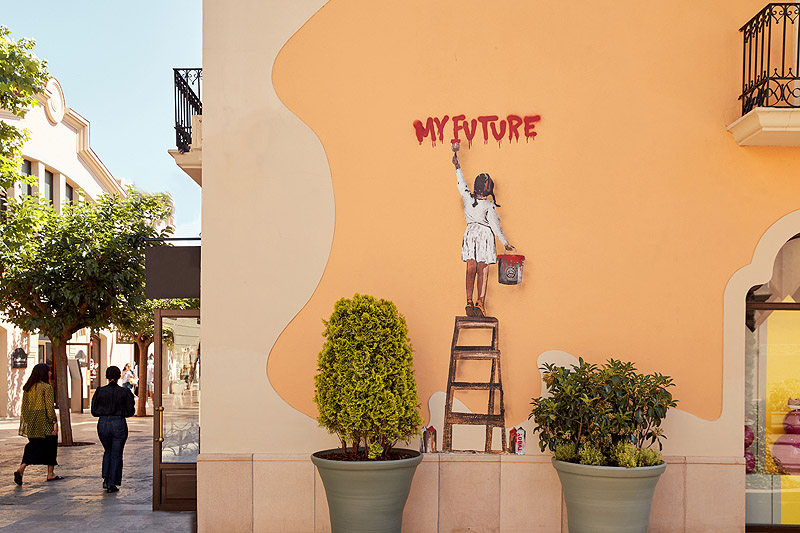 Streets of Love, TVBoy grafiti con una niña que grafitea MY FUTURE