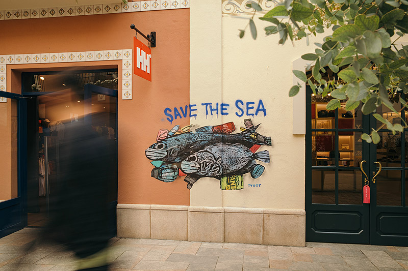 Streets of Love, TVBoy grafiti donde se lee SAVE THE SEA