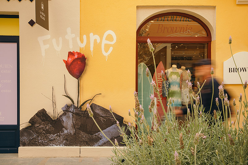 Streets of Love, TVBoy grafiti con una rosa donde se lee FUTURE