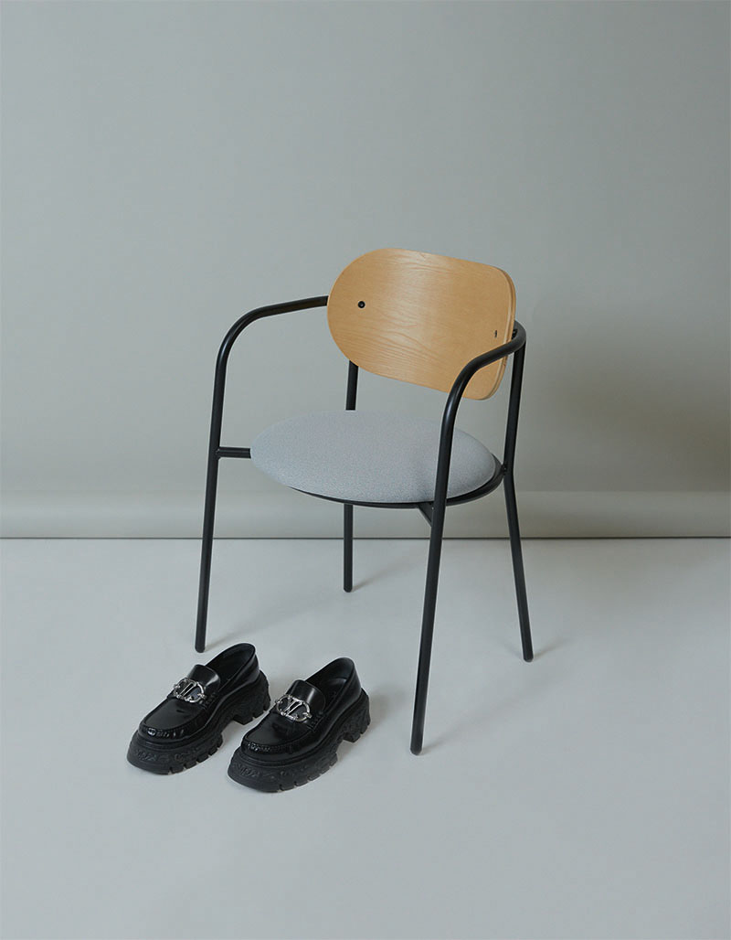 Editorial Flatmates, mezclando Moda y Mobiliario: una silla de Teulat junto a unos zapatos negros