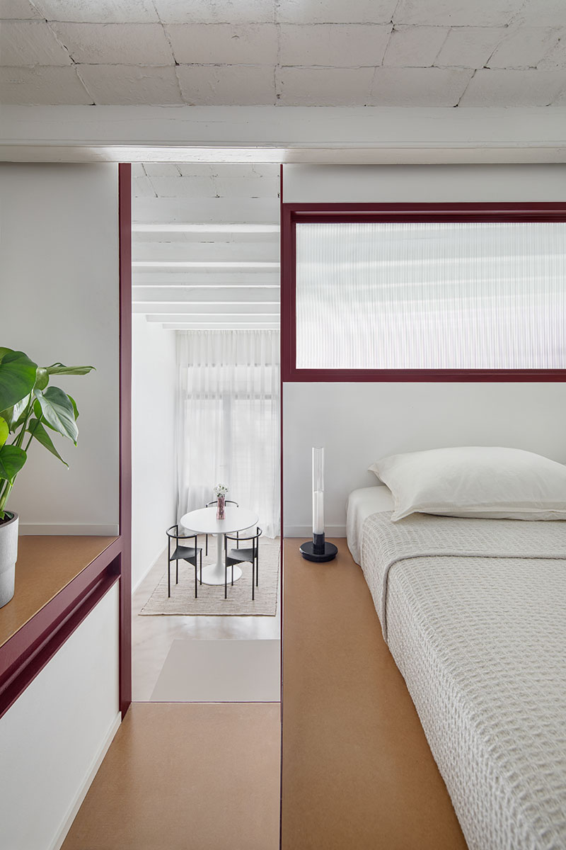 Lama Studio. Reforma de local comercial en un apartamento tipo loft: el altillo convertido en un dormitorio
