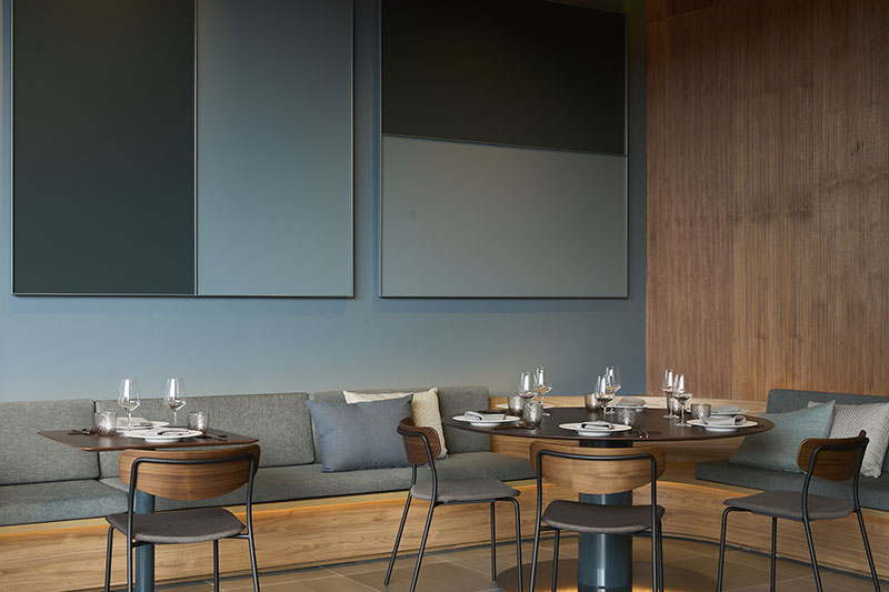 Restaurante Dagma en Barcelona: vista del salón minimalista en tonos madera
