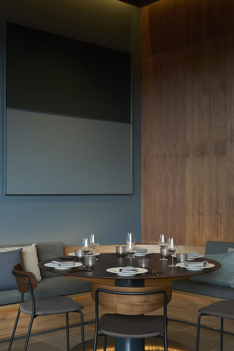 Restaurante Dagma en Barcelona: vista del salón minimalista en tonos madera