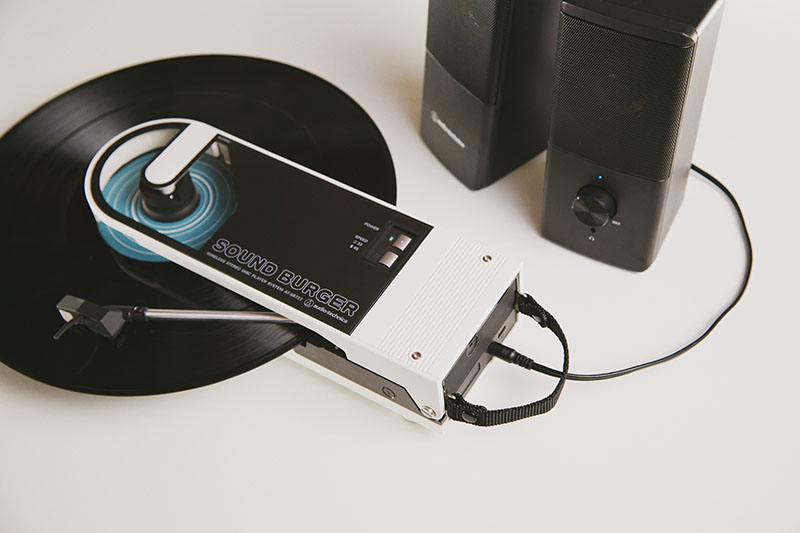 Audio Technica Sound Burger: el tocadiscos portátil en color blanco y negro y unos altavoces conectados