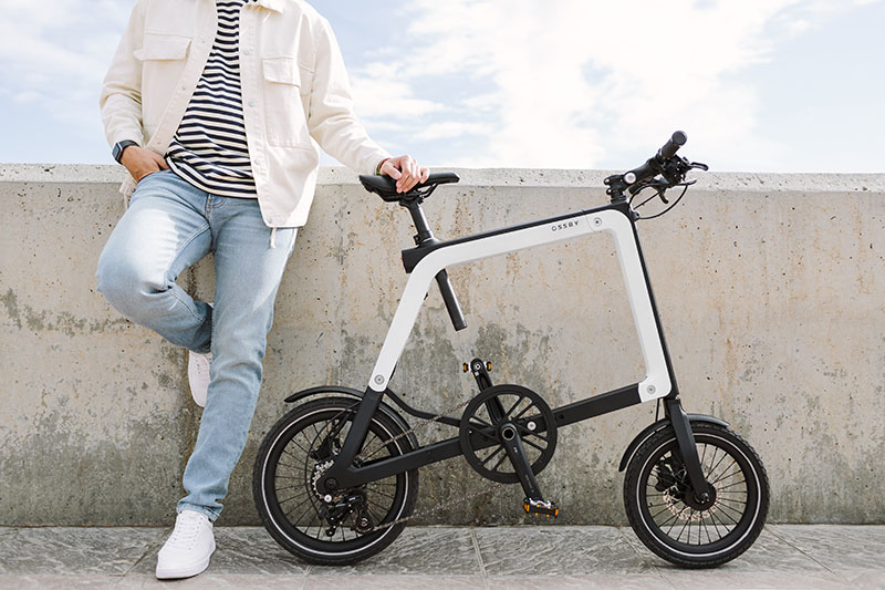 Anima Design Ossby Geo: un joven sujetando un bici creada con biocomposite