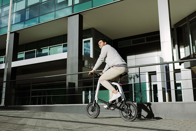 Anima Design Ossby Geo: un hombre montado en la bici hecha de biocomposite