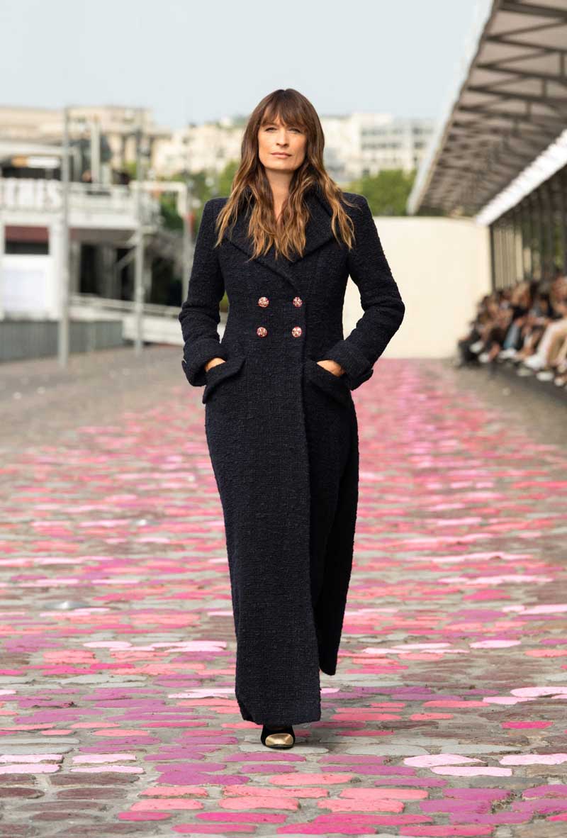 Chanel mira a la mujer parisina y al juego de contrastes