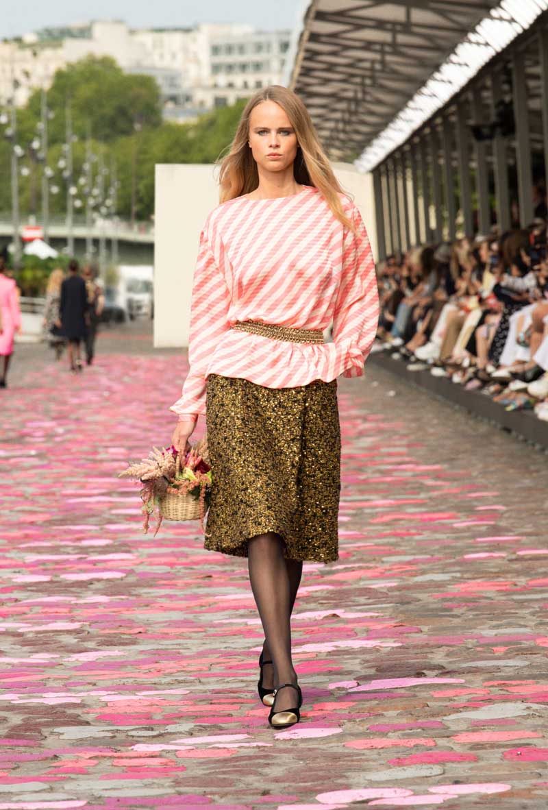 Chanel mira a la mujer parisina y al juego de contrastes