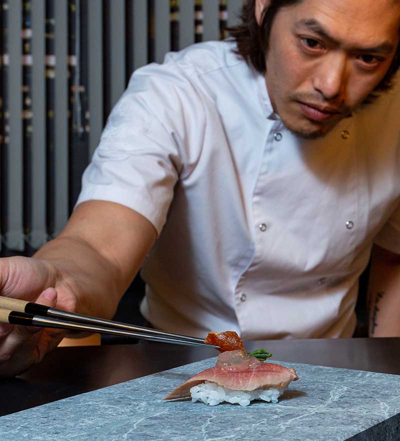 Entrevista al cocinero Yong Wu Nagahira: el chef preparando un nigiri de atún