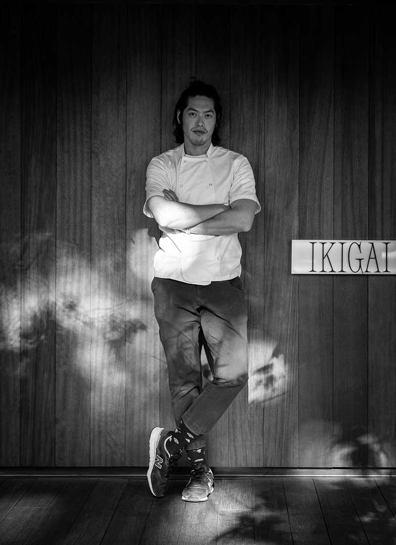 Entrevista al cocinero Yong Wu Nagahira: un retrato del chef de cuerpo entero en blanco y negro