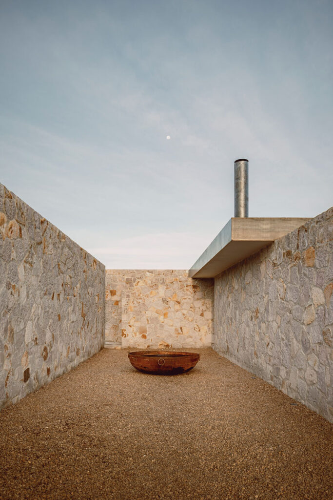HW Studio y su moderna vivienda rural arraigada al entorno en México