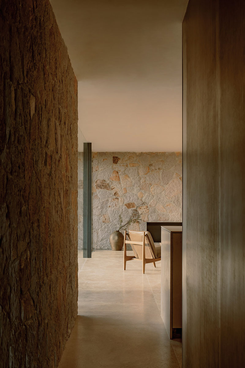 HW Studio Enso II: interior sobrio y elegante con paredes de piedra vista