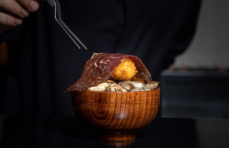 Menús degustación Ikigai Velázquez: una croqueta con cecina de wagyu