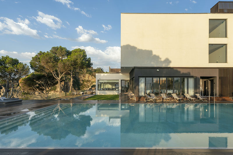 Paradores con arquitectura moderna: vista del hotel de Aiguablava con una gran piscina