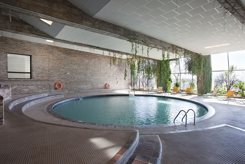 Paradores con arquitectura moderna: vista del hotel en Segovia con una piscina interior brutalista