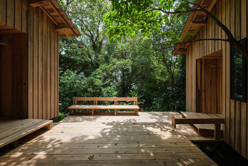 Sumu Yakushima arquitectura- egenerativa Estudio Tono: un pequeño patio de madera entre dos cabañas