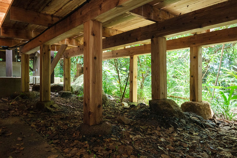 Sumu Yakushima arquitectura- egenerativa Estudio Tono: los pilares de madera a modo de cimientos