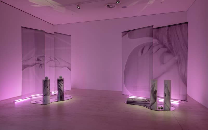 Modern Love en el museo ΕΜΣΤ_Vista instalación Marge Monko, dis podium rosas y cortinas rosas