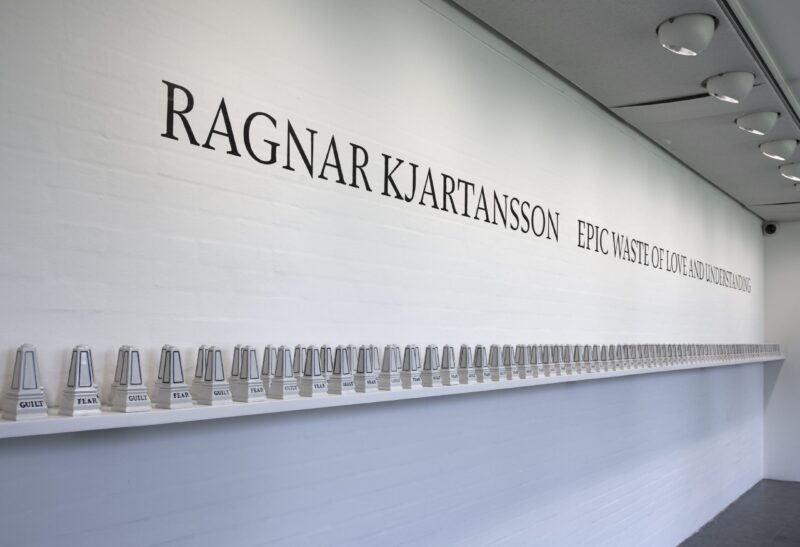 "Epic Waste of Love and Understanding", Ragnar Kjartansson, serie de mini columnas conmemorativas