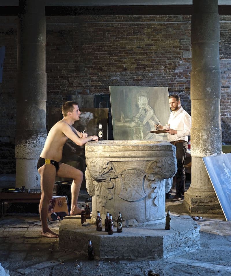 "Epic Waste of Love and Understanding", Ragnar Kjartansson, un hombre pintando y otro apoyado en una fuente bebiendo cerveza y fumando