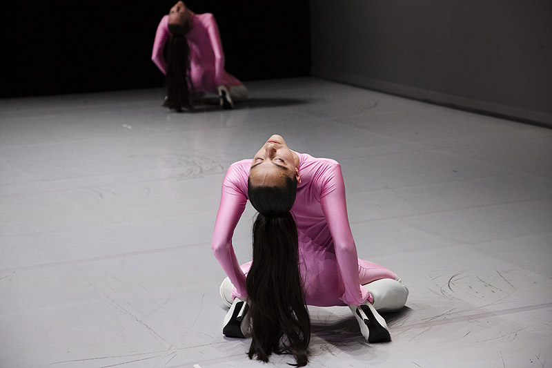 Solas - Candela Capitan - bailarinas de danza contemporánea interpretando una coreografía vestidas con monos rosa y botas altas blancas