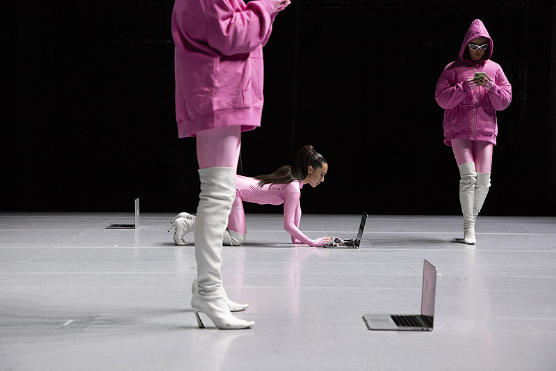 Solas - Candela Capitan - bailarinas de danza contemporánea interpretando una coreografía vestidas con monos rosa y botas altas blancas