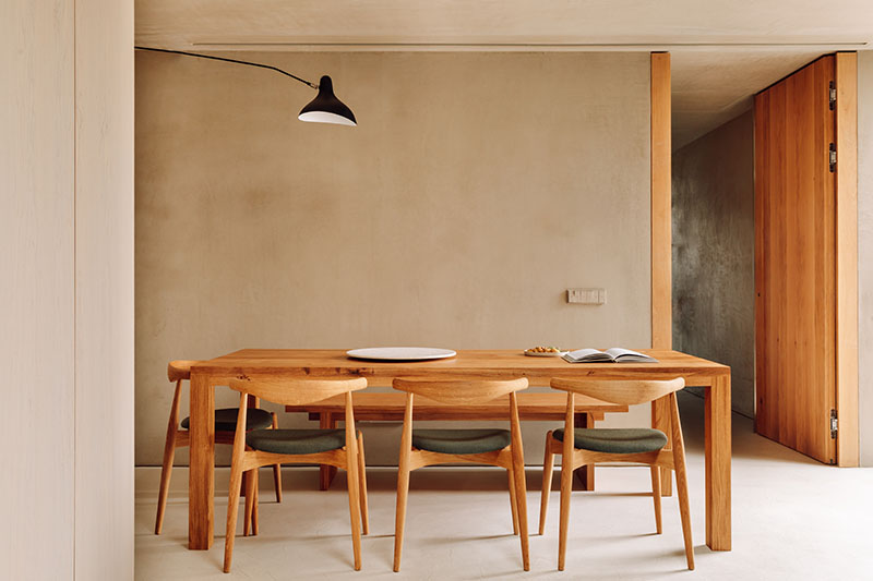Pa.te.os: interior de la vivienda con una mesa de comedor de madera