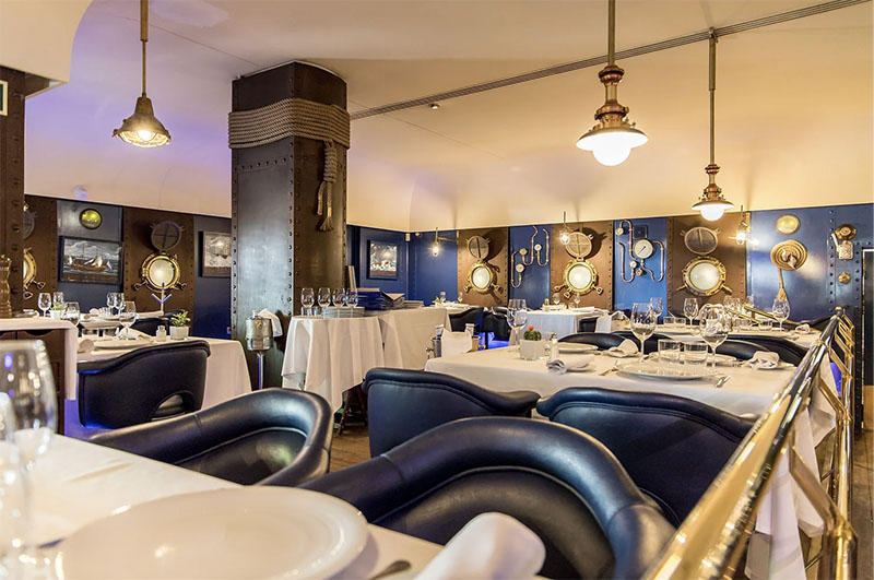 Restaurante El Telégrafo: interiores con look marinero imitando un barco