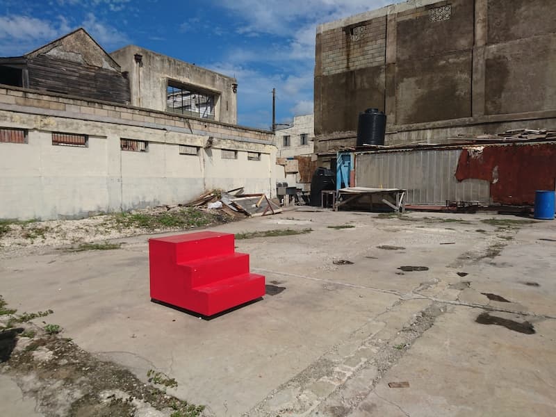 Art Athina: foto de una escalera roja en un solar abandonado