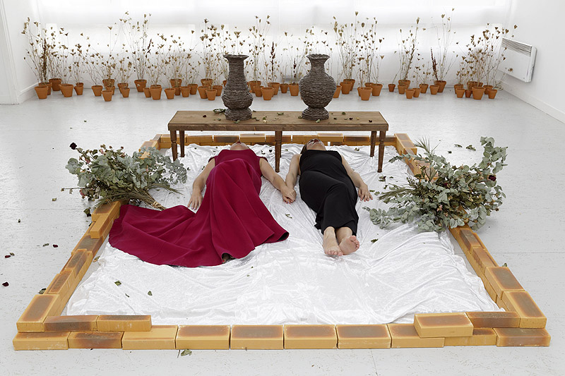 Arte y caos climatico - foto de una performance 2 mujeres tumbadas en el suelo
