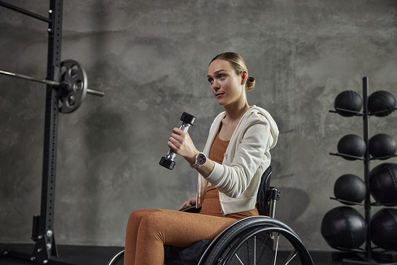 Garmin Venu 3: Fotografía de una mujer en silla de ruedas entrenando con su smartwatch.