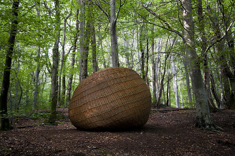 Las mejores exposiciones en Madrid este otoño - una grán bola tejida con mimbre en un bosque