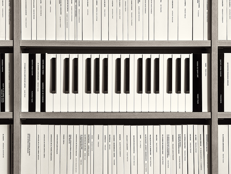 Las mejores exposiciones en Madrid este otoño - foto de teclado de piano entre libros