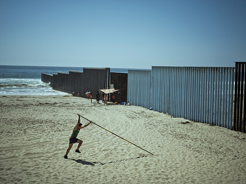 Las mejores exposiciones en Madrid este otoño - foto de un hobre saltando con pértiga una valla en la playa