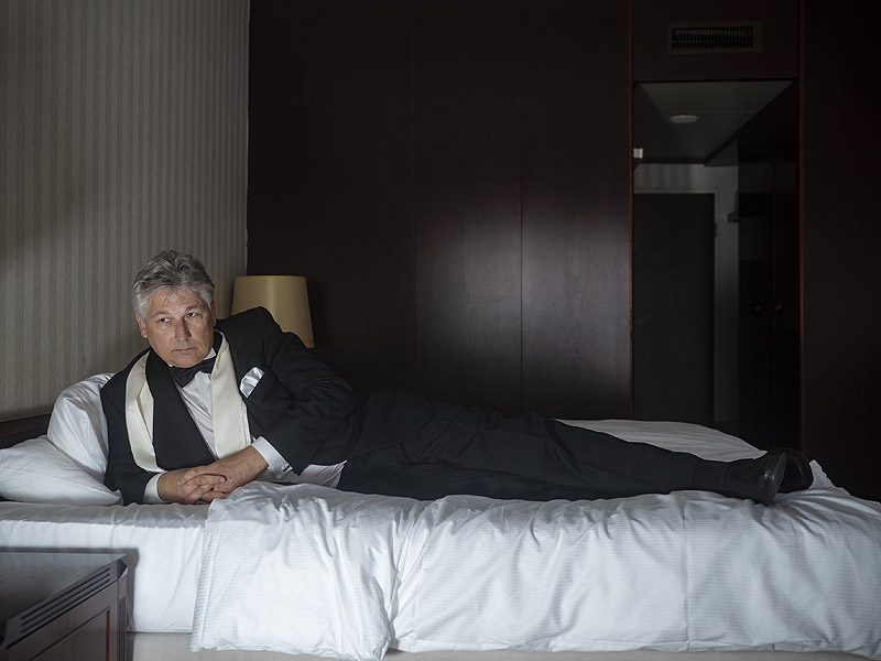 Las mejores exposiciones en Madrid este otoño - foto de señor con traje tumbado en la cama